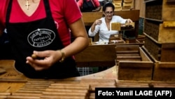 Empleados organizan cigarros en la fábrica de tabacos Partagás en La Habana.