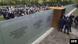 Los invitados llegan a la inauguración del monumento por la víctimas Sinti y Roma (las dos familias gitanas centroeuropeas) del nazismo en Berlín, Alemania.