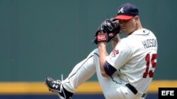 Foto de archivo de Tim Hudson cuando lanzaba con los Bravos de Atlanta (julio de 2012).