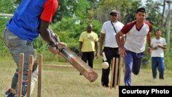 Jugando cricket en Guantánamo, Cuba. 