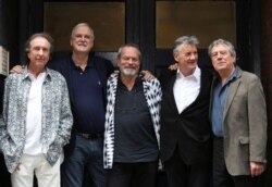De izquierda a derecha, Eric Idle, John Cleese, Terry Gilliam, Michael Palin y Terry Jones posan el 30 de junio de 2014 en Londres, en vísperas de su primera vuelta a un escenario en largo tiempo. Graham Chapman, el otro miembro de Monty Python, había fallecido el 4 de octubre de 1989 (Foto: Reuters).
