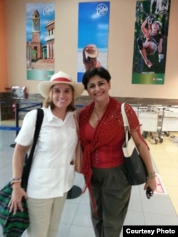 La alcaldesa de San Juan, Puerto Rico, Carmen Yulín Cruz (i) visita Cuba.