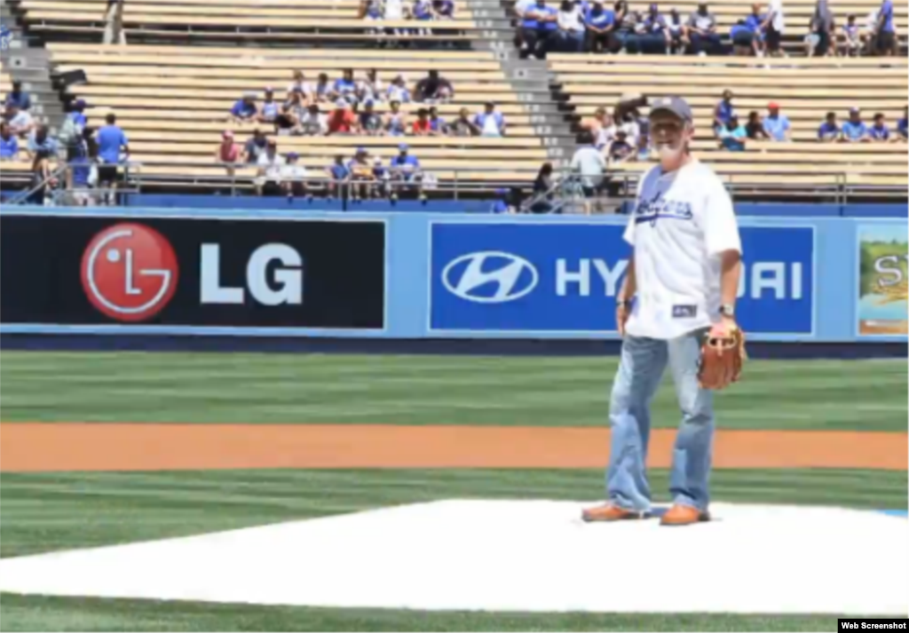 El actor cubanoamericano Tony Plana lanzó la primera bola en el Dodgers Stadium.