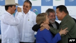 En esta foto de Archivo: Hugo Chávez (der.), Luiz Inacio Lula da Silva y Michelle Bachelet. Detrás Raúl Castro y Manuel Zelaya.