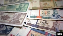 Vista de algunos billetes cubanos, unos de CUP (i) y otros de CUC (d).