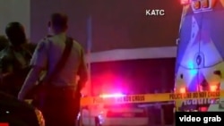 Policías y paramédicos en los alrededores del cine de Lafayette, Louisiana, donde un atacante mató a dos espectadores.