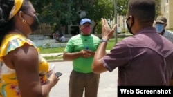 El pastor Alaín Toledano enfrenta a los funcionarios del PCC y agentes de la Seguridad del Estado. (Captura de Video/Facebook)