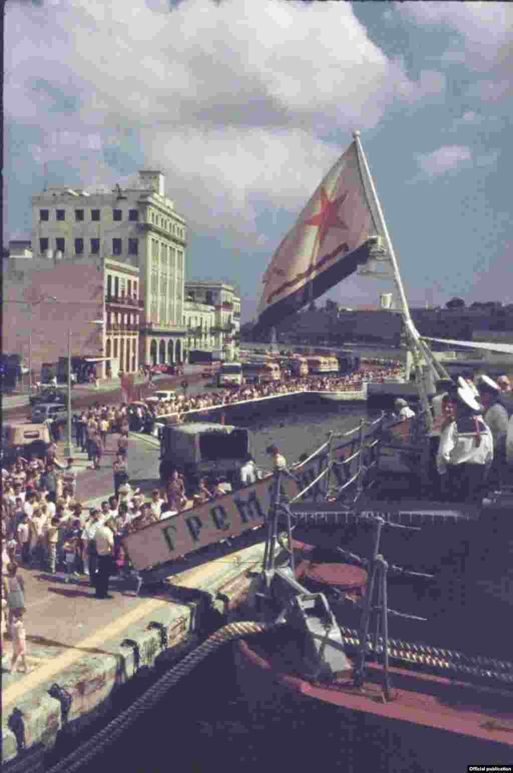 Barco militar soviético anclado en el Puerto de La Habana en 1977. 