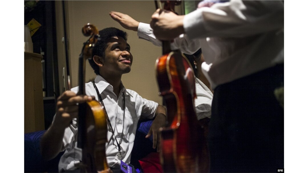 Fotografía del 16 de noviembre de 2014 que muestra a Arteaga antes de un concierto de la orquesta Sinfónica de Caracas en el Teatro Konserthuset de Gotemburgo, Suecia.