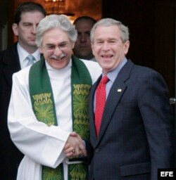 El presidente de Estados Unidos, George Bush (d), estrecha la mano del reverendo Luis León (i) después de asistir a un oficio religioso en la iglesia episcopaliana de St. Johns en Washington DC, Estados Unidos.