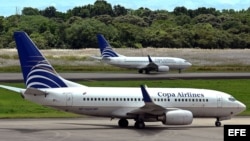 Dos aeronaves de la aerolinea panameña Copa Airlines en la pista del Aeropuerto Internacional de Tocumen, en la capital panameña. 