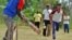 Jugando cricket en Guantánamo, Cuba. 