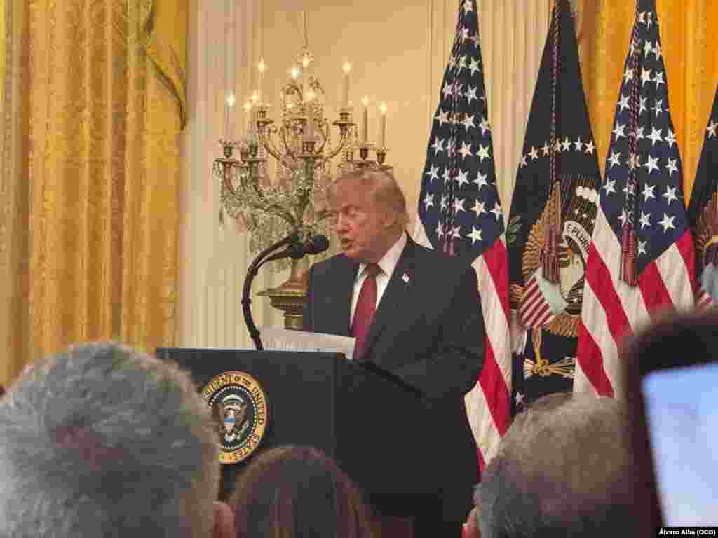 El presidente Donald Trump habla a sus invitados en la ceremonia por el Mes de la Herencia Hispana, en la Casa Blanca. 