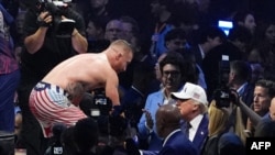 El president Donald Trump felicita a Justin Gaethje tras su contundente victoria sobre Ilia Topuria por el título de peso ligero de la UFC.