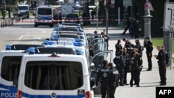 La policía asegura el área tras un tiroteo cerca a un museo sobre el pasado nazi de la ciudad y al consulado de Israel, en Múnich, Alemania. (Foto de LUKAS BARTH-TUTTAS/AFP)