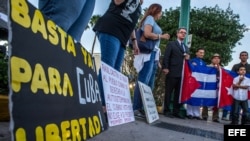 Detractores del régimen cubano denuncian que los cubanos no tienen derecho a elegir a su presidente mediante el voto directo. Foto tomada el 19 de abril de 2018, en Miami.