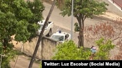 Patrullas vigilando la vivienda de la periodista Luz Escobar, en La Habana, mientras son enjuiciados Luis Manuel Otero Alcántara y Maykel Castillo "El Osorbo"