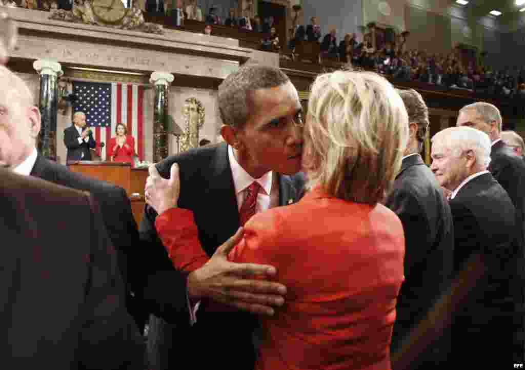 La secretaria de Estado, Hillary Clinton (d), saluda al presidente estadounidense, Barack Obama, antes de su intervención hoy, 9 de septiembre de 2009, en una sesión en el Congreso en el Capitolio en Washington, DC (EEUU), sobre la reforma sanitaria. EFE/