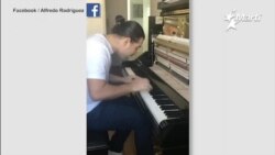 Alfredo Rodríguez Jr. hacer una versión cubana, de una canción clásica navideña en ingles.
