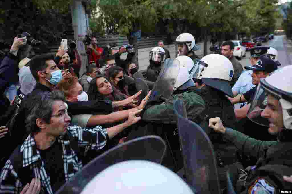 Los manifestantes se enfrentan con la policía antidisturbios durante una protesta frente a la embajada iraní en Atenas, Grecia, el 22 de septiembre.