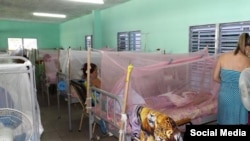 Pacientes de dengue en un hospital cubano. (Foto: Facebook/Archivo).