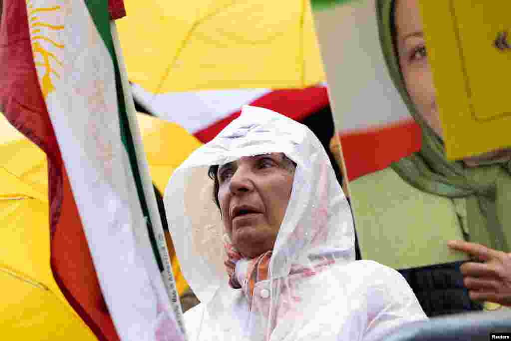 Una mujer en Nueva York, EEUU, se una a la protesta por la muerte de Mahsa Amini y piden la renuncia del presidente iraní Ebrahim Raisi. 
