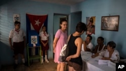 Dos mujeres se registran para votar este domingo en el referendo del Código de las Familias, en La Habana, Cuba. (AP/Ramon Espinosa)