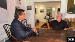 Ricardo Quintana de Radio Televisión Martí y el padre José Conrado Rodríguez conversan en la ciudad de Miami, el 20 de septiembre de 2022.