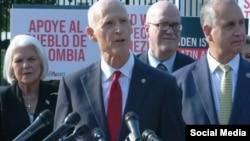 El senador Rick Scott (centro) y otros legisladores republicanos por la Florida, junto a exiliados cubanos, critican la política del presidente Biden hacia Latinoamérica. 