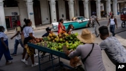 Vendedores ambulantes de frutas y viandas en una calle de La Habana, en agosto de 2022. (AP/Ramon Espinosa)