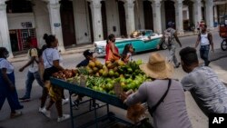 Vendedores ambulantes de frutas y viandas en una calle de La Habana. (AP/Ramón Espinosa)
