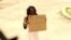 Berta Soler protesta este domingo frente a laq sede de las Damas de Blanco con un cartel en contra de la aprobación del nuevo Código de las Familias. (Foto: Facebook)