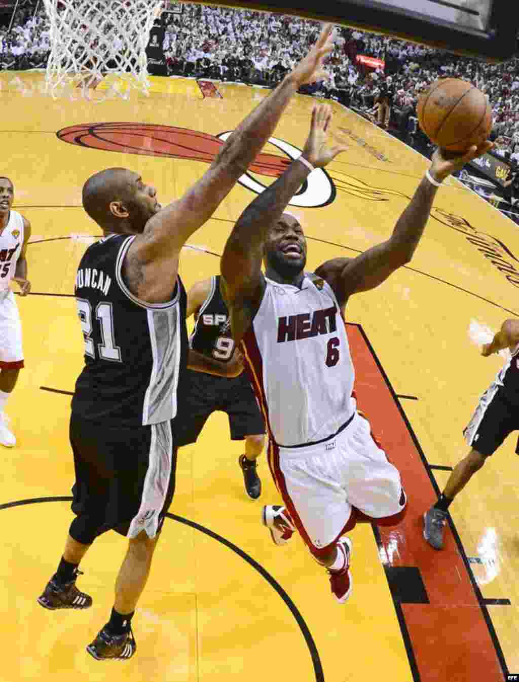 Tim Duncan (i) de los San Antonio Spurs contra LeBron James (d) de los Miami Heat, en el segundo juego de Las Finales de la NBA.