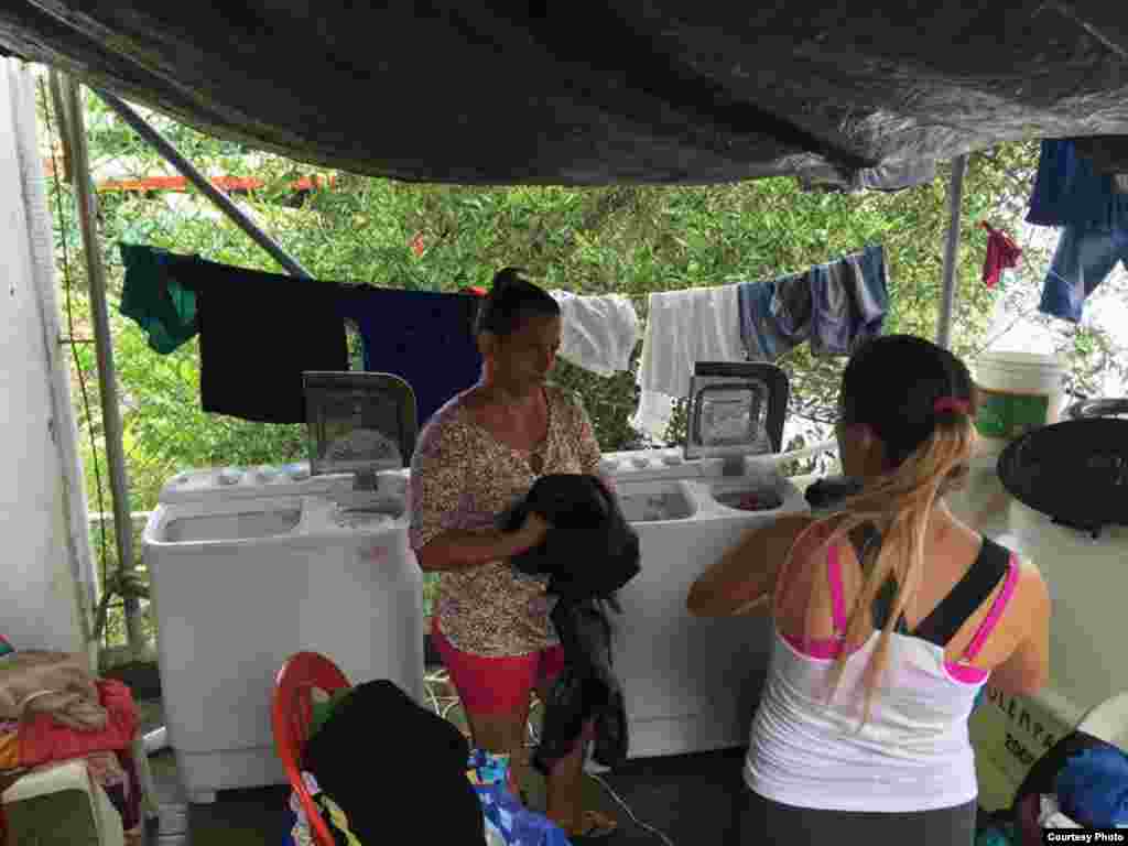 Los vecinos de la localidad de Turbo, Colombia, donaron dos lavadoras a los cubanos albergados en el almacén. Foto: R. Quintana.