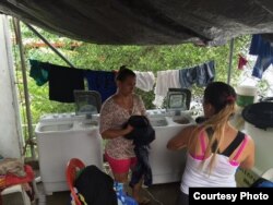 Los vecinos de la localidad de Turbo, Colombia, donaron dos lavadoras a los cubanos albergados en el almacén. Foto: R. Quintana.