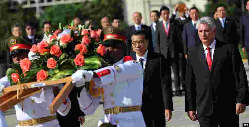 El primer ministro de China, Li Keqiang, acompañado del primer vicepresidente cubano, Miguel Díaz-Canel coloca una ofrenda floral ante la estatua del prócer cubano José Martí, en La Plaza de la Revolución de La Habana.