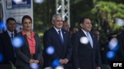 El presidente de Guatemala, Otto Pérez Molina (c), acompañado de la vicepresidenta de Guatemala, Roxana Baldetti (i), y ministro de Gobernación, Mauricio Lopez Bonilla. 