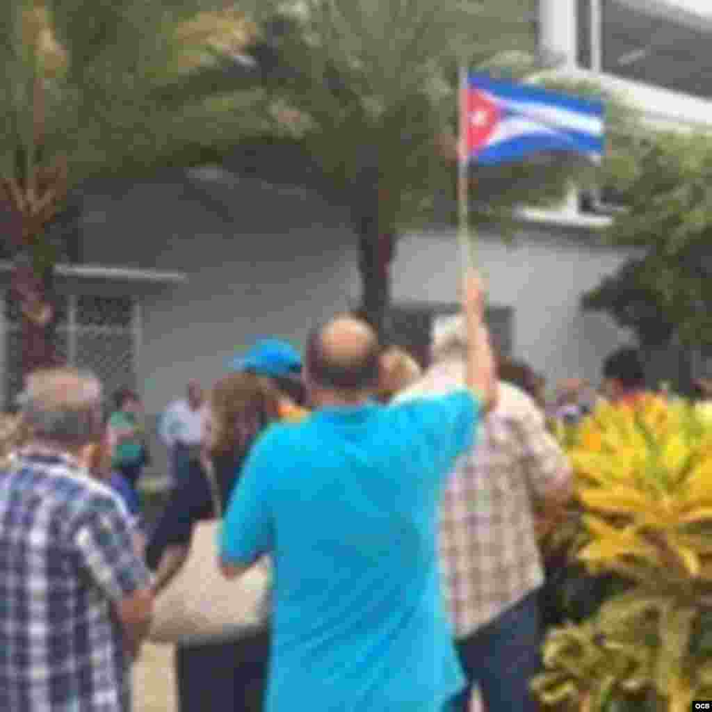 Banderas cubanas en el estadio de los Marlins.