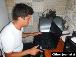 El joven cubano Ridel Brea se prepara para hacer sus reportes ciudadanos desde Santiago de Cuba.