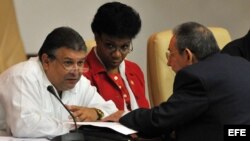 Marino Murillo conversa con Raúl Castro en la Asamblea Nacional del Poder Popular