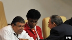 Marino Murillo conversa con Raúl Castro en la Asamblea Nacional del Poder Popular del régimen cubano.