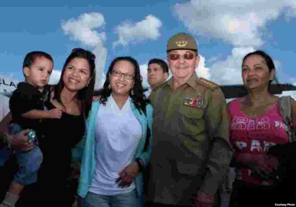 Familiares de Hugo Chávez junto a Raúl Castro.