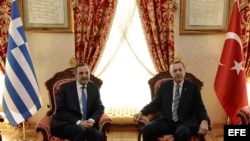 El primer ministro griego, Antonis Samarás (izq), junto al primer ministro turco, Recep Tayyip Erdogan (der).
