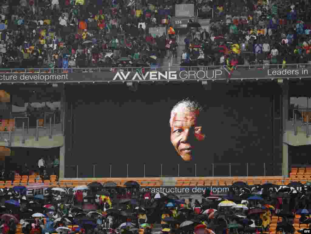 Una pantalla gigante proyecta la imagen del expresidente sudafricano Nelson Mandela durante el multitudinario servicio religioso oficial celebrado en su honor en el estadio FNB de Soweto, en Johannesburgo (Sudáfrica).