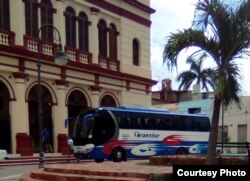 El autobús que transporta a la delegación de EEUU en Camagüey. Foto Cortesía de Henry Constantin.