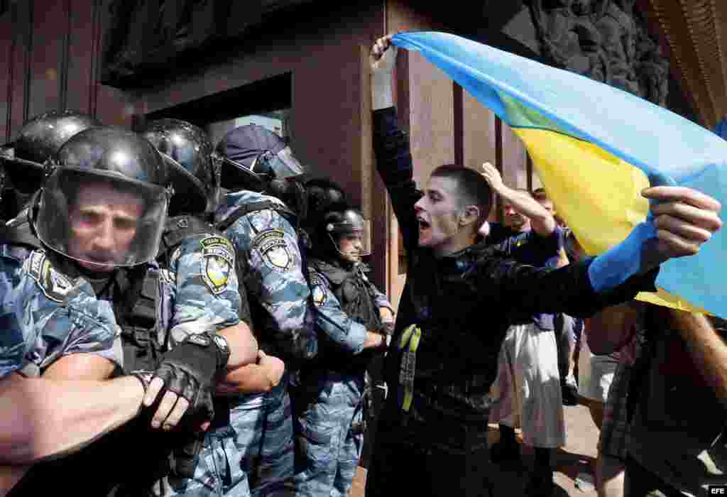 Seguidores de grupos opositores se enfrentan con la polic&iacute;a cerca del Parlamaneto ucraniano con motivo de la aprobaci&oacute;n este 4 de julio de la ley de idiomas en Kiev, Ucrania. 