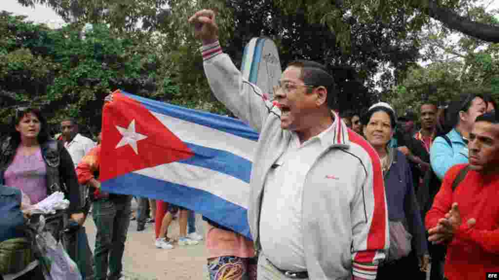 Varias personas gritan consignas a favor de Gobierno cubano durante una manifestación de las Damas de Blanco.