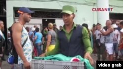 Agentes policiales decomisan la mercancía a los cuentapropistas de la tienda "Lindo Amanecer", en La Habana Vieja. (Captura de video/Cubanet)