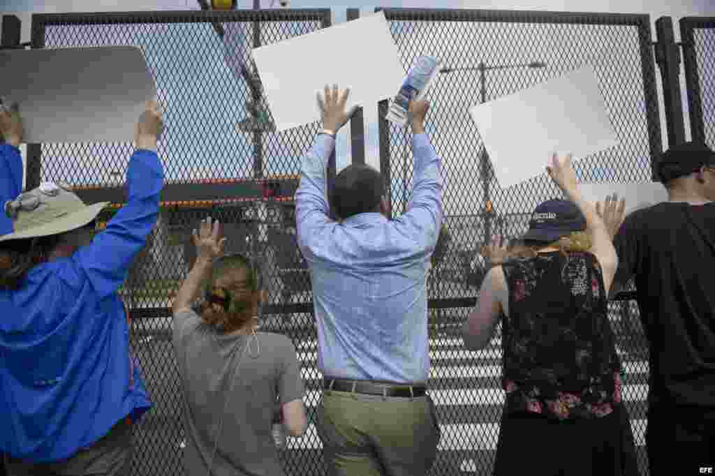 Simpatizantes del senador por Vermont Bernie Sanders durante una protesta en el segundo día de la Convención Nacional Demócrata a las afueras de Wells Fargo Center en Filadelfia, Estados Unidos.
