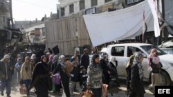 Sirios abandonan la localidad de Hejeira después de que la Armada siria tomase la ciudad de Damasco .